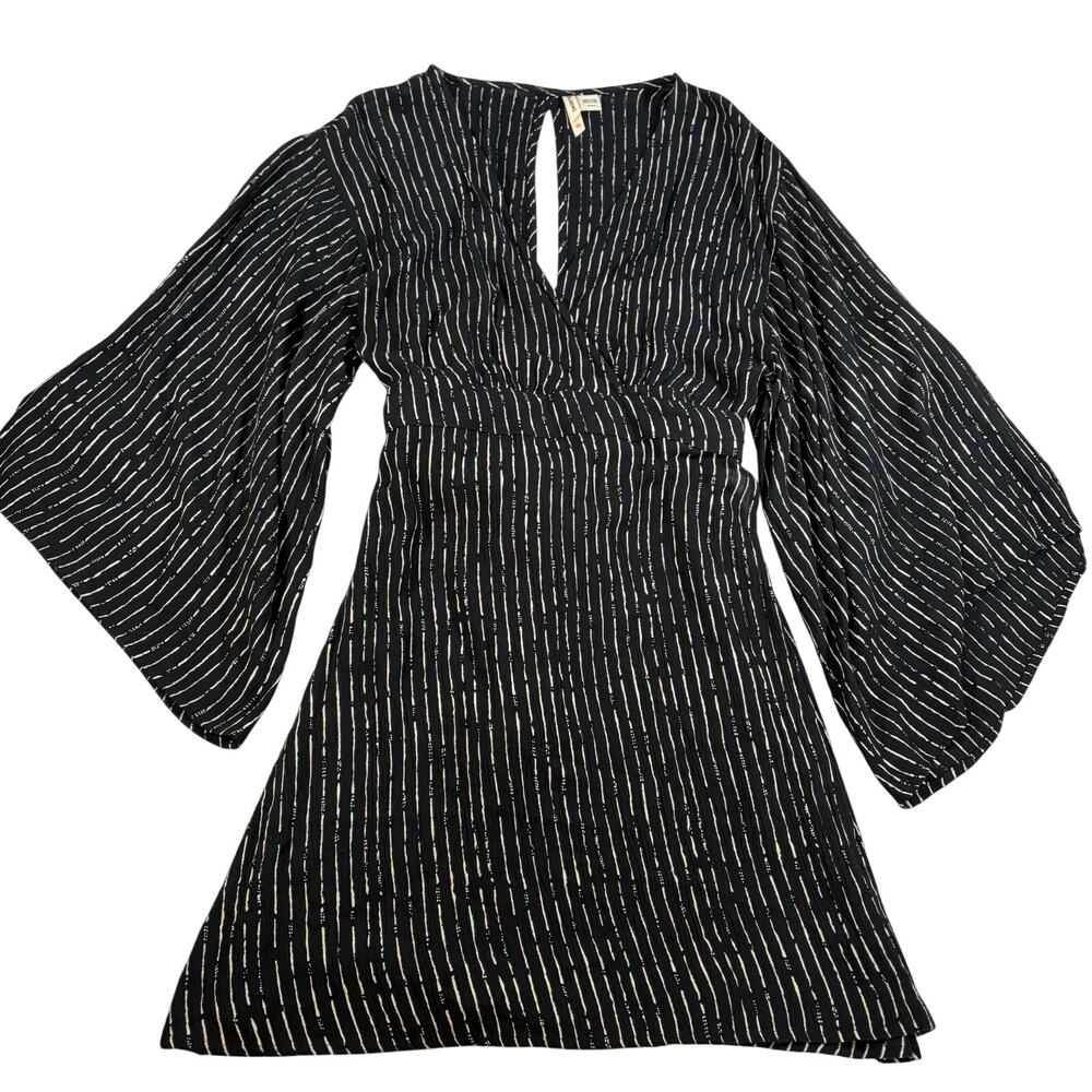 Billabong womens black cream stripes 3/4 flare sleeve wrap mini dress. Size M